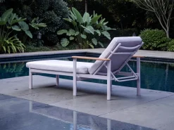 Gartenliege Resonance Aluminium graubeige Teak-Armlehnen