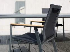Soul Stapelsessel anthracite mit Teak-Armlehne