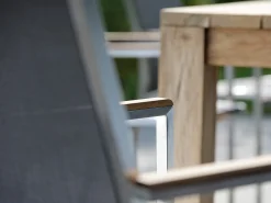 Stapelsessel Cardiff taupe Teakarmlehnen